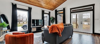 NEW 6 Bedrooms - Two houses and a pavillion on Chickamauga Lake with new dock
