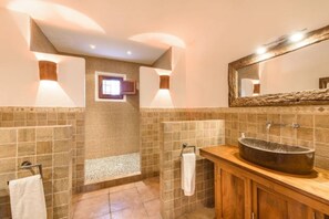 Shower, hair dryer, towels - Villa Dalt S Era with Mountain View, Wi-Fi, Air Conditioning, Pool & Garden (Santa Gertrudis de Fruitera)