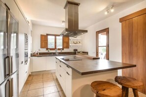 Fridge, microwave, oven, stovetop - Villa Dalt S Era with Mountain View, Wi-Fi, Air Conditioning, Pool & Garden (Santa Gertrudis de Fruitera)