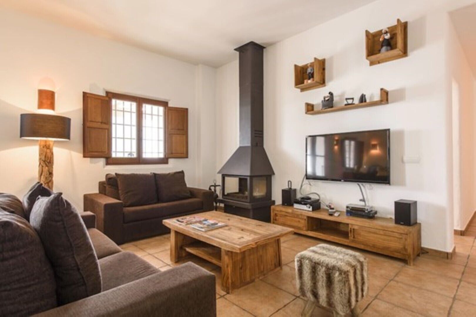 Een televisie, een open haard, videogames en een dvd-speler