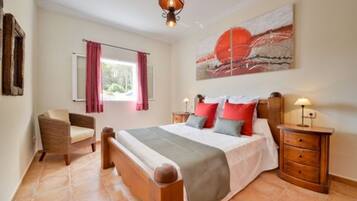 2 slaapkamers, een strijkplank/strijkijzer, gratis wifi, beddengoed