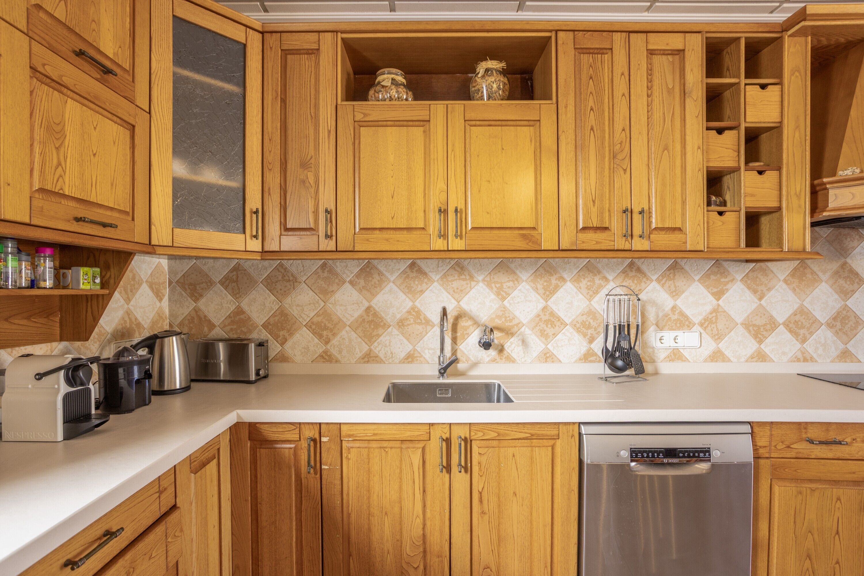 Frigorífico, microondas, horno y placa de cocina