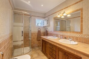 Douche, sèche-cheveux, serviettes fournies