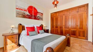 2 slaapkamers, een strijkplank/strijkijzer, gratis wifi, beddengoed