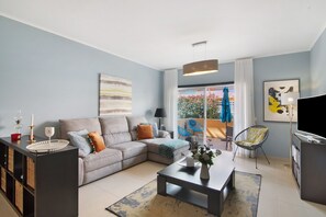 TV - Apartment 'Apartamento Royal Cabanas Golf' with Shared Pool, Wi-Fi and Air Conditioning (Conceição)