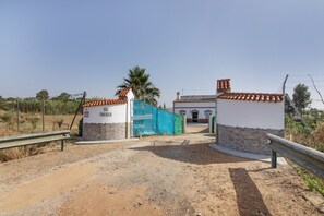 Property grounds - Holiday Home 'Finca El Abuelo' with Private Pool, Private Terrace and Wi-Fi (lepe)