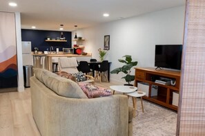 Smart TV, video games, books - Spacious guest suite w/ private entry (Arvada)