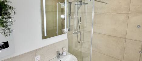 Douche, articles de toilette (gratuits), séchoir à cheveux