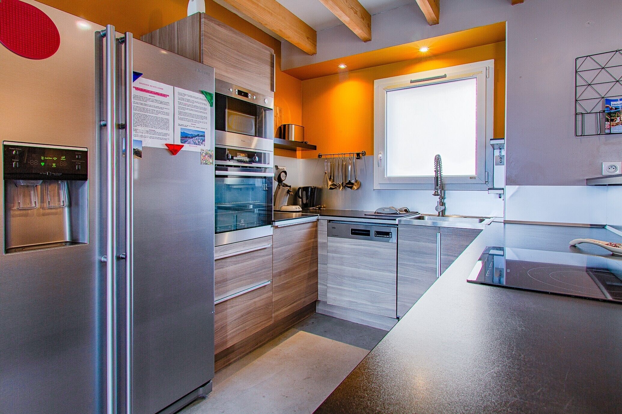 Jääkaappi, mikroaaltouuni, uuni, liesi