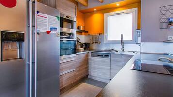 Jääkaappi, mikroaaltouuni, uuni, liesi