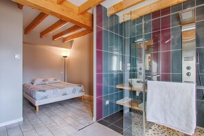 Shower, hair dryer, towels - Holiday Home 'Gîte Ludomi' with Mountain View, Balcony and Wi-Fi (VERCHENY)