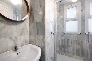 Ducha, secador de pelo, toallas