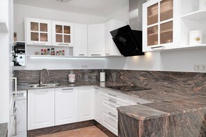 Kylskåp, mikrovågsugn, ugn och spishäll