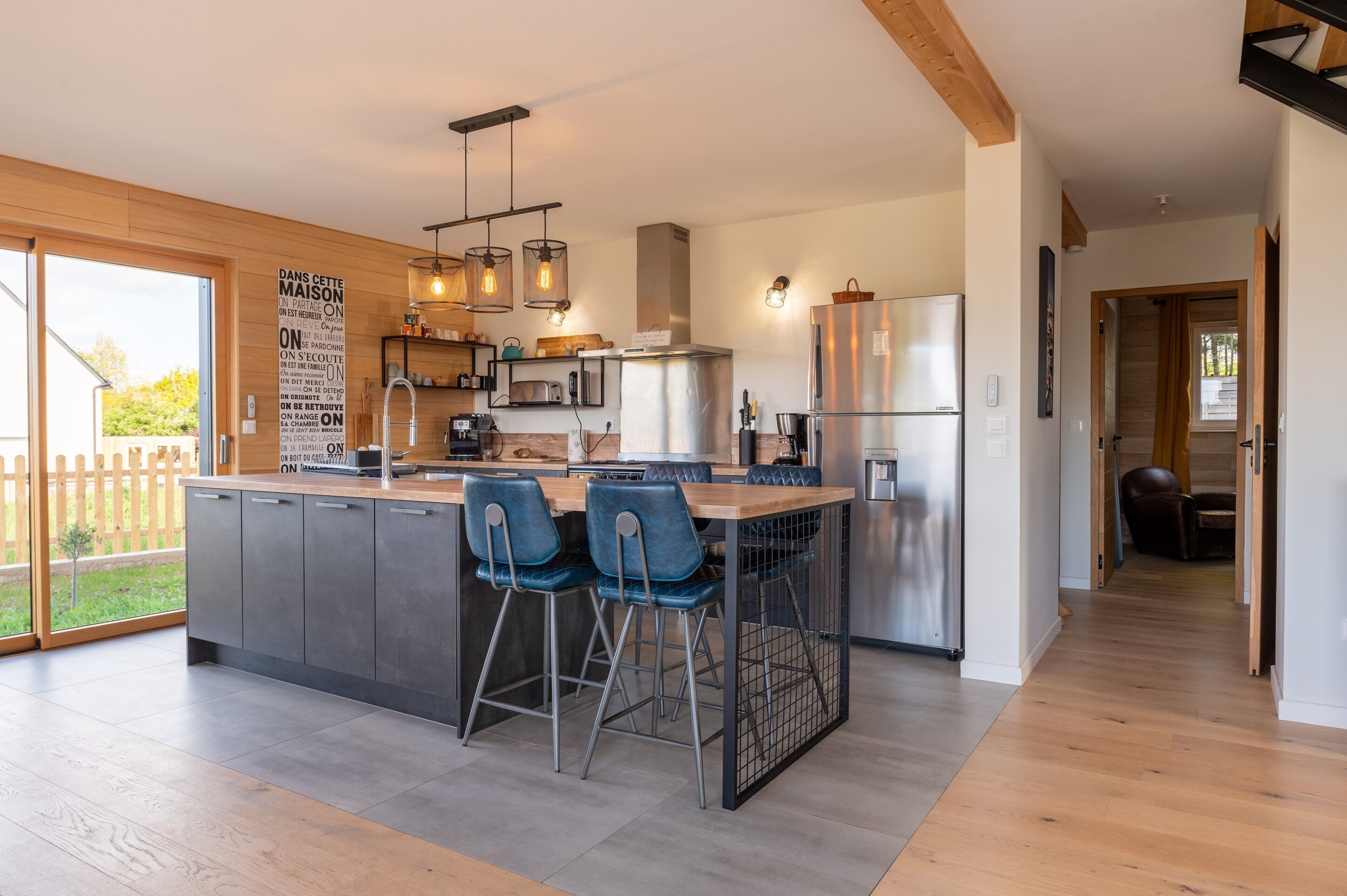 Een koelkast, een microgolfoven, een kookplaat, een vaatwasser