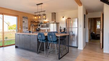 Een koelkast, een microgolfoven, een kookplaat, een vaatwasser