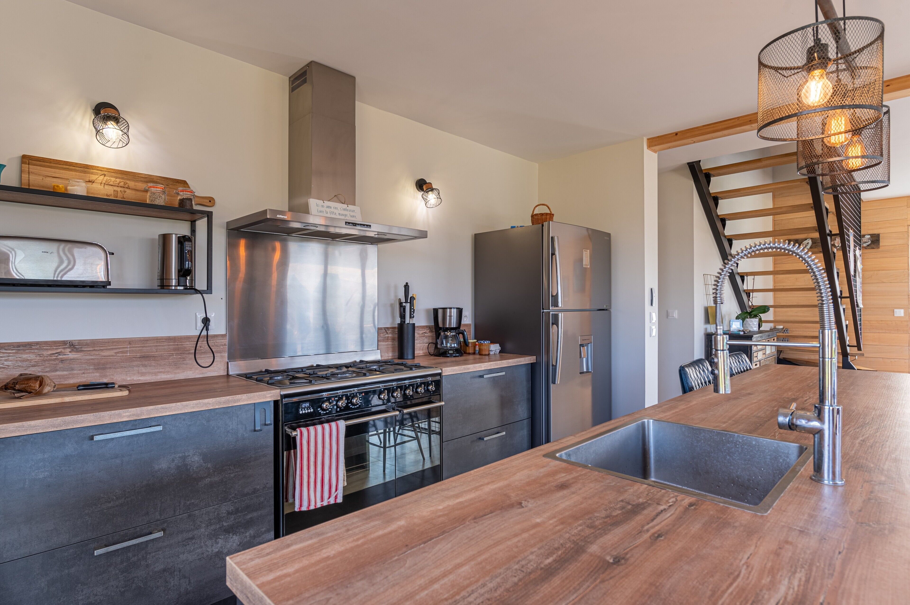 Réfrigérateur, micro-ondes, plaque de cuisson, lave-vaisselle