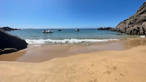 A beach with clear skies, calm waters, and rocky cliffs. - Holiday Home 'Gite Ty Laouen' with Private Terrace and Wi-Fi (SARZEAU)