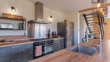 Réfrigérateur, micro-ondes, plaque de cuisson, lave-vaisselle