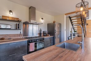 Kühlschrank, Mikrowelle, Herdplatte, Geschirrspüler