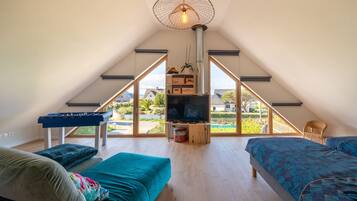 4 bedrooms, iron/ironing board, free WiFi, bed sheets