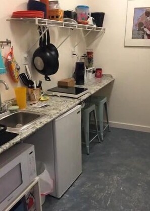 Kühlschrank, Mikrowelle, Herdplatte, Kochgeschirr/Geschirr/Besteck