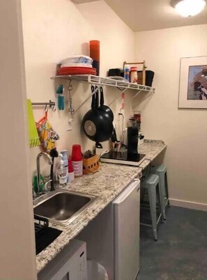 Refrigerador, microondas, parrilla de estufa y utensilios de cocina 