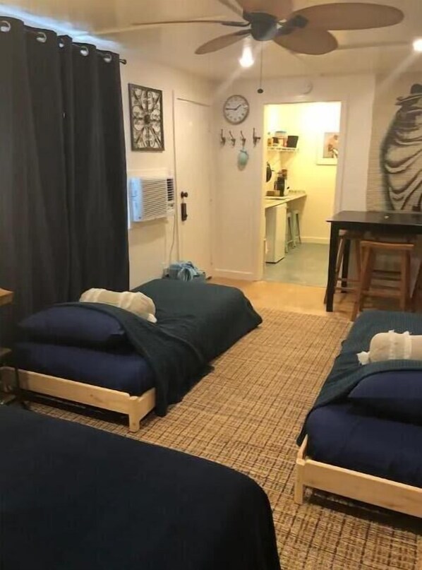 1 habitación, tabla de planchar con plancha, wifi gratis y ropa de cama 