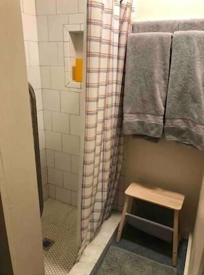 Douche, sèche-cheveux, serviettes fournies, savon