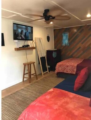 1 habitación, tabla de planchar con plancha, wifi gratis y ropa de cama