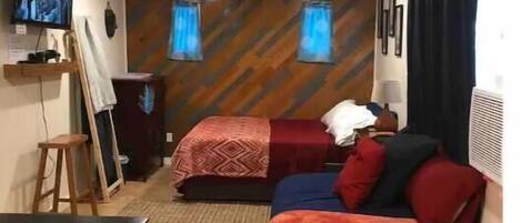 Een douche, een haardroger, handdoeken, zeep