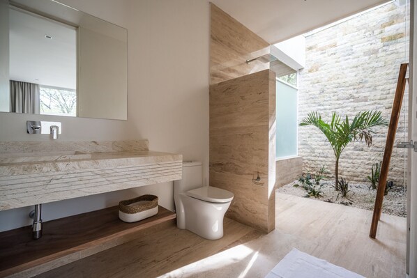 Toallas, jabón, papel de baño 