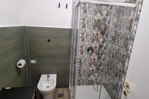 Dusj, hårføner, bidé og håndklær