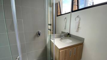 Regadera, toallas, jabón, shampoo