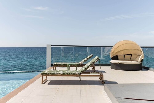 Oceanview lux Villa + Infinity pool, Chef & Butler