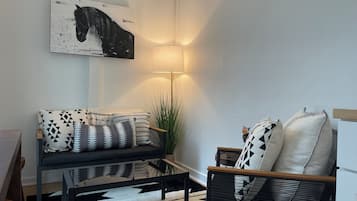 Smart TV, libros y estéreo