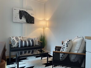 智能电视、书、立体声音响