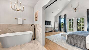 4 bedrooms, desk, iron/ironing board, travel crib