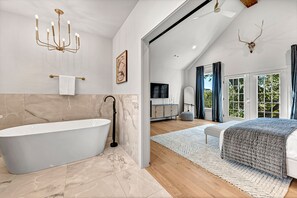 4 bedrooms, desk, iron/ironing board, travel cot - Lux Haus Bentonville, Momentary Views & Bike Trail (Bentonville)