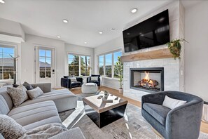 Smart TV, fireplace - Lux Haus Bentonville, Momentary Views & Bike Trail (Bentonville)