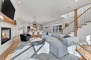 Smart TV, fireplace - Lux Haus Bentonville, Momentary Views & Bike Trail (Bentonville)