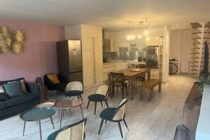 TV, fireplace - L'escalier du Château T4 Duplex 9 Couchages 4 (Annecy)