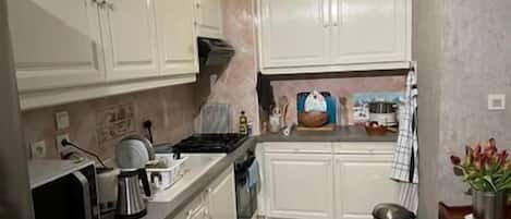 Geladeira, micro-ondas, fogão, cooktop