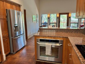 冷蔵庫、電子レンジ、オーブン、コンロ