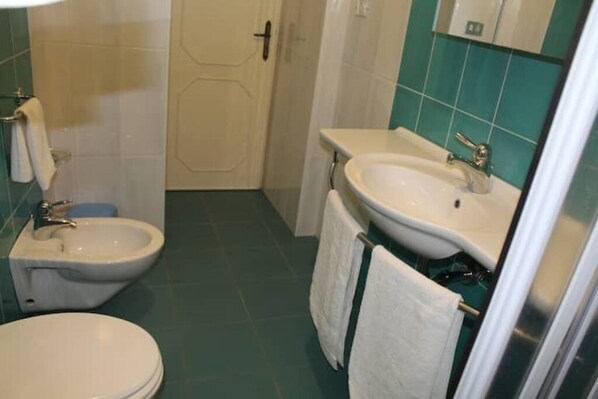 Shower, bidet - 1 bedroom apartment in red place (Posto Rosso)