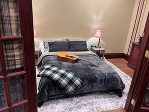 1 bedroom, desk, WiFi