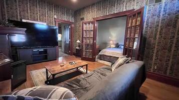 1 bedroom, desk, WiFi