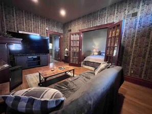 1 bedroom, desk, WiFi