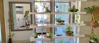 Tropical Relaxed and Cozy Apartment in upscale residential neighborhood 