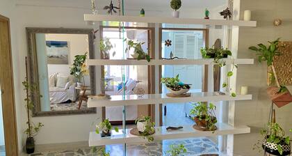 Tropical Relaxed and Cozy Apartment in upscale residential neighborhood