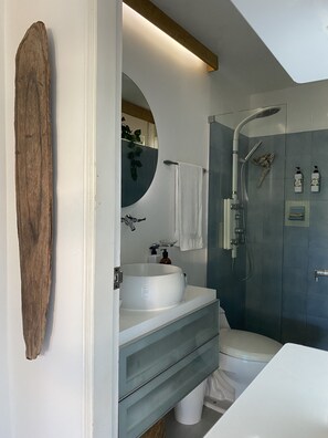 Bidet, Handtücher, Seife, Shampoo